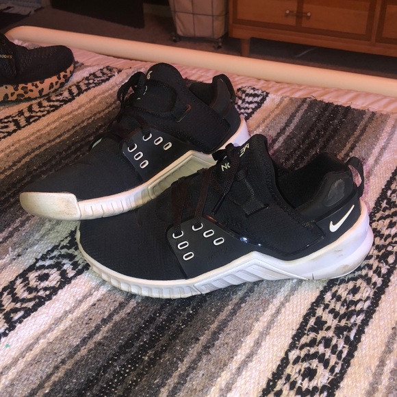 Nike Shoes - Nike Metcon Free
